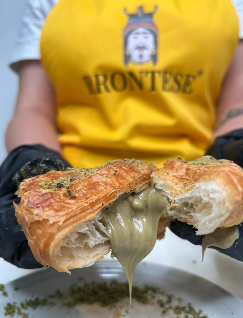 Croissant filled with Brontese pistachio cream